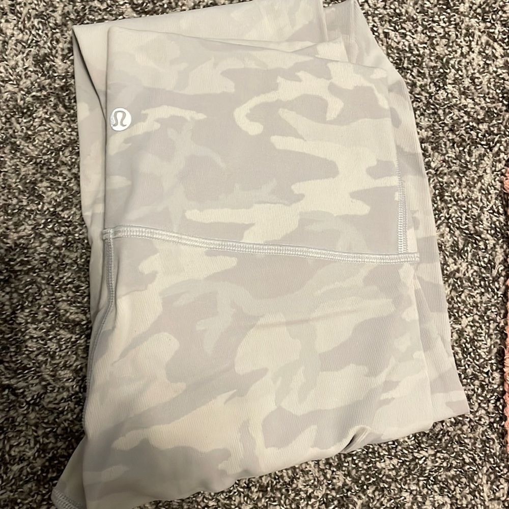 White Camo Wunder under leggings! Size 6, perfect condition!